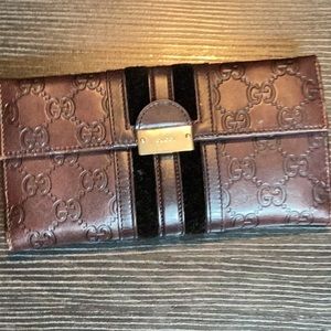 Pre loved Gucci wallet in good condition.
